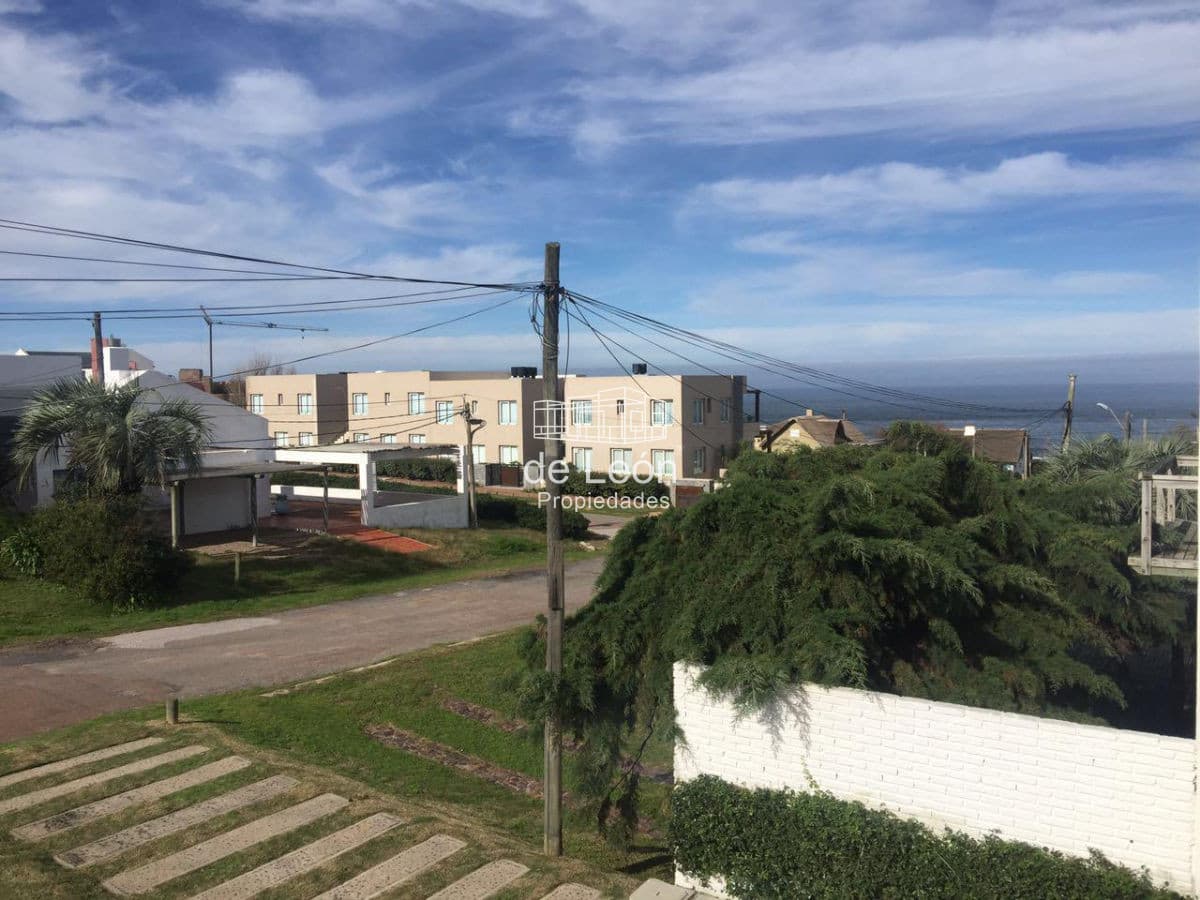 Se alquila por temporada departamento en la barra a una cuadra del mar