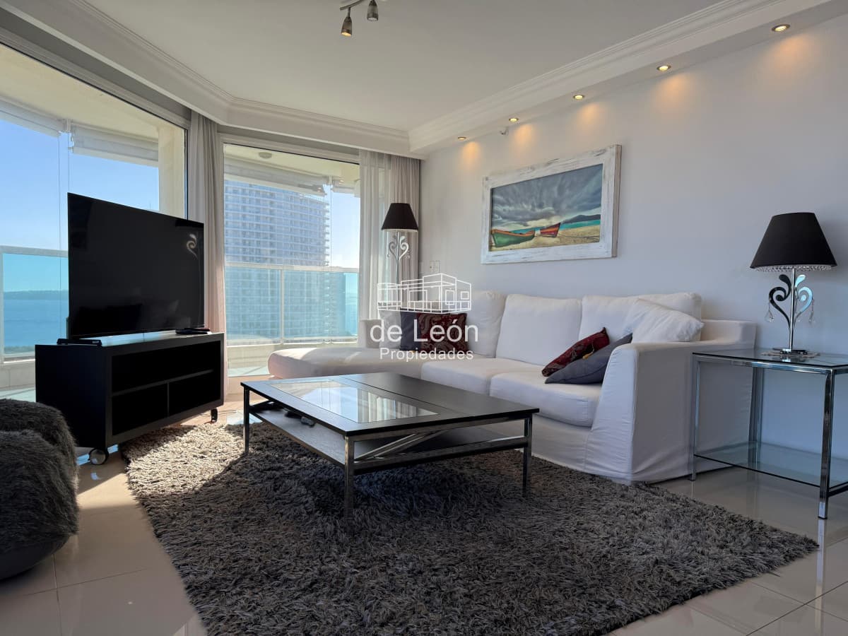Departamento de 3 dormitorios + servicio en venta, vista al mar, Punta del Este