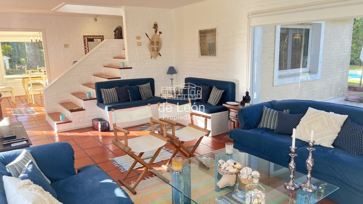 Se vende gran casa de 4 dormitorios + servicio con piscina