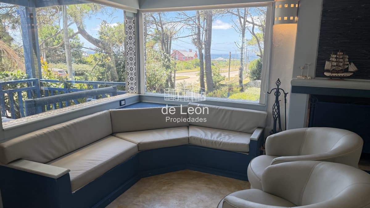 Casa bien ubicada con vistas al mar, piscina y amplio espacio exterior
