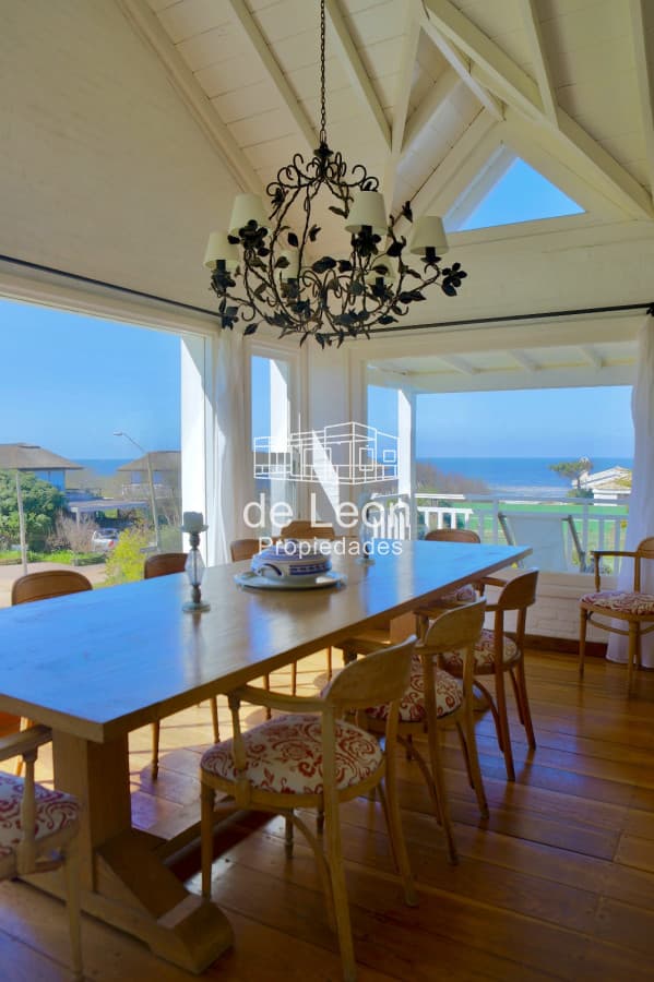 Importante casa en Punta Piedras
