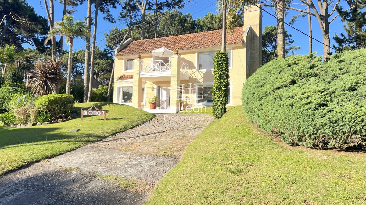 Se vende gran casa de 4 dormitorios + servicio con piscina