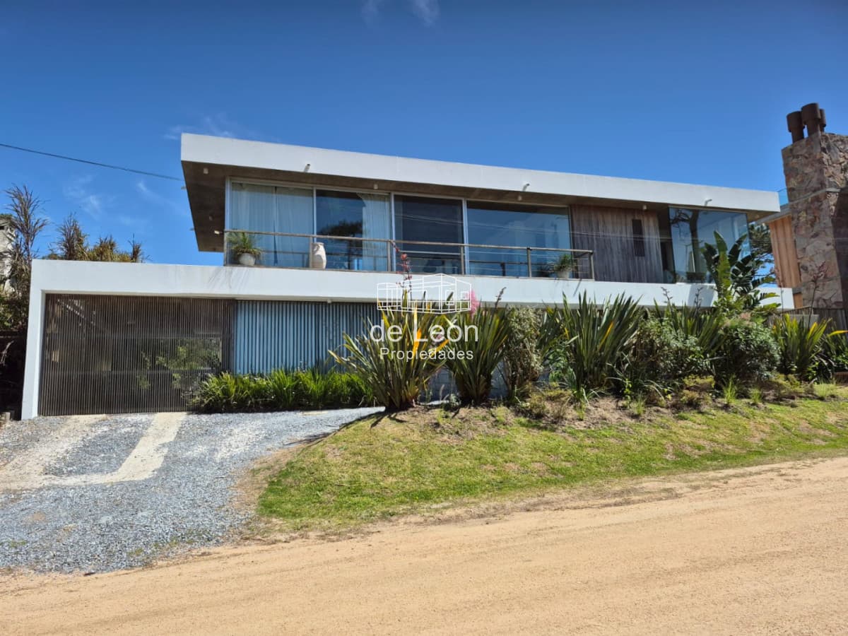 Moderna casa en Montoya La Barra de 3 dormitorios en suite con piscina