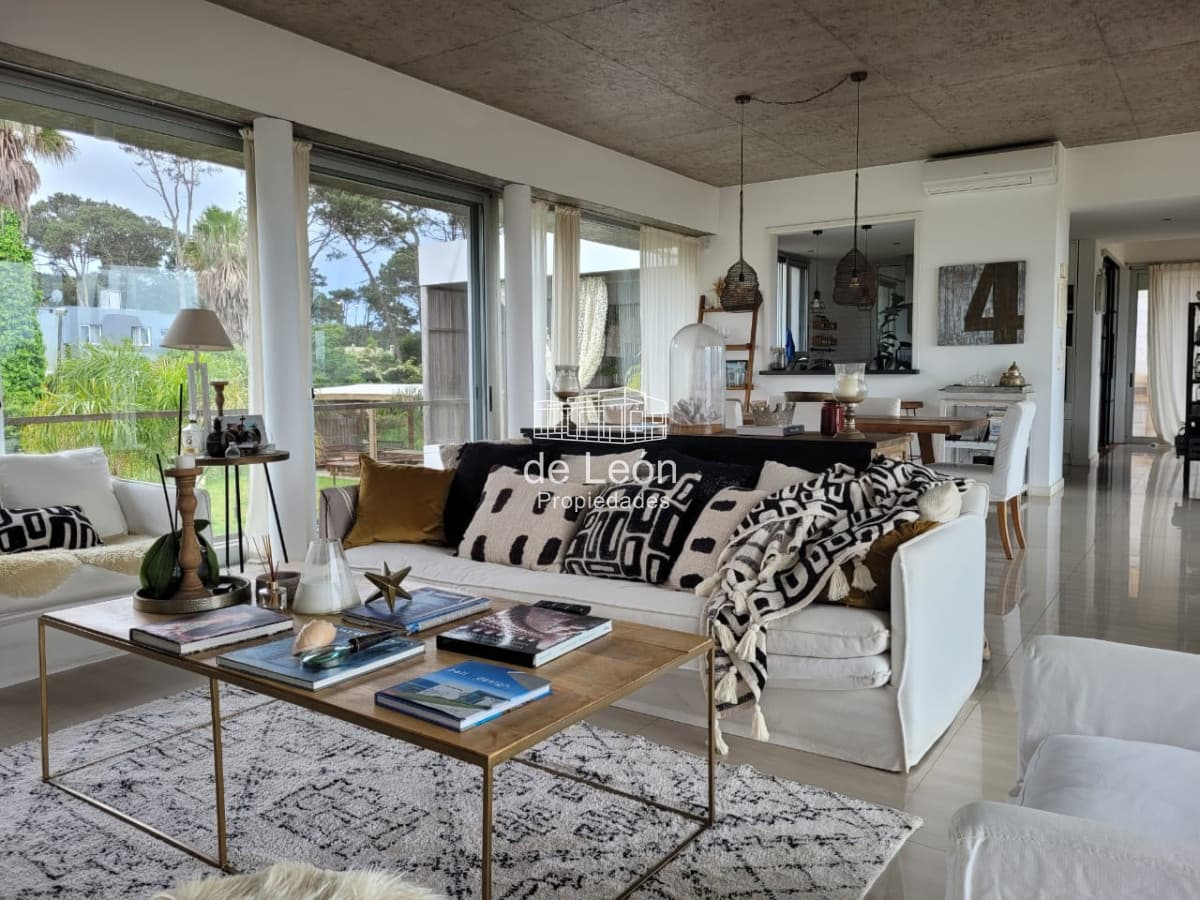 Moderna casa en Montoya La Barra de 3 dormitorios en suite con piscina
