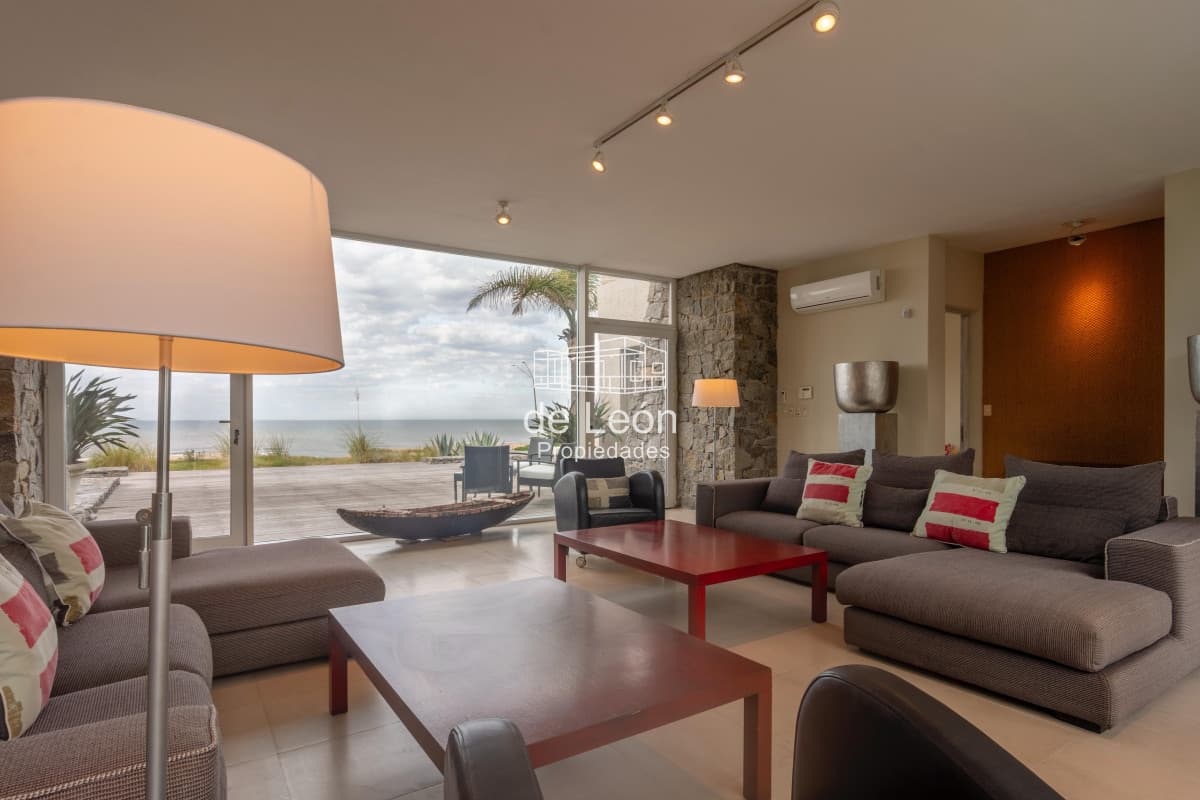 Importante casa en primera linea frente al mar de Montoya, 4 dormitorios más servicio
