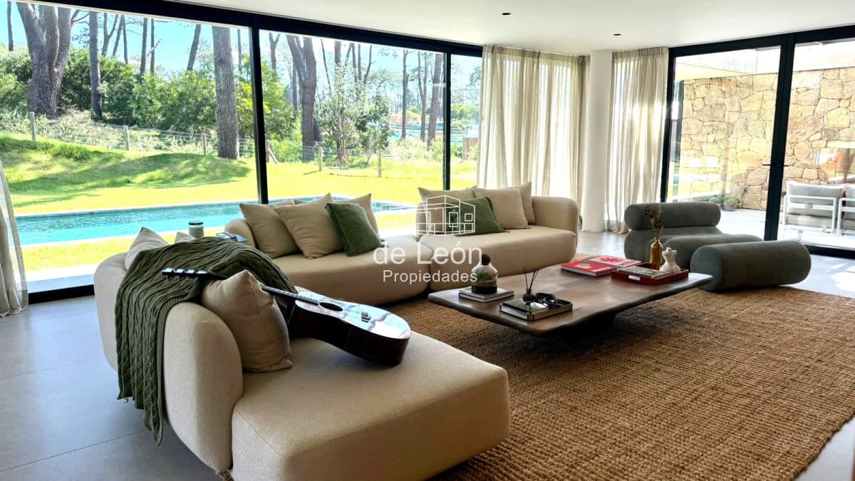 Venta y Alquiler Temporal de Exclusiva Casa de 4 Suites en Reserva de Montoya
