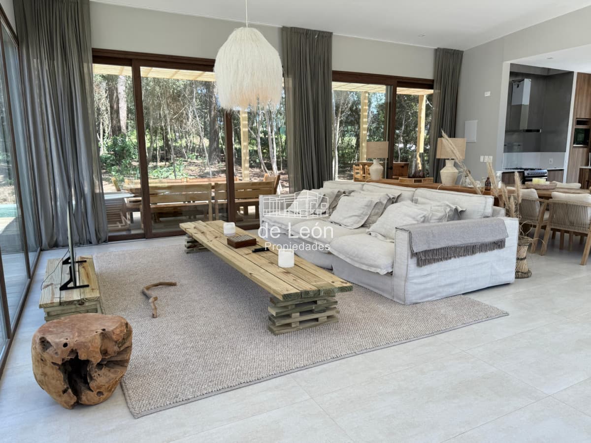 Espectacular casa de 4 dormitorios y servicio en barrio privado Reserva Montoya, La Barra