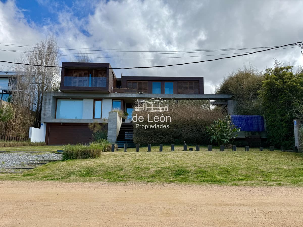 Importante casa de 4 dormitorios y servicio en El Chorro, La Barra