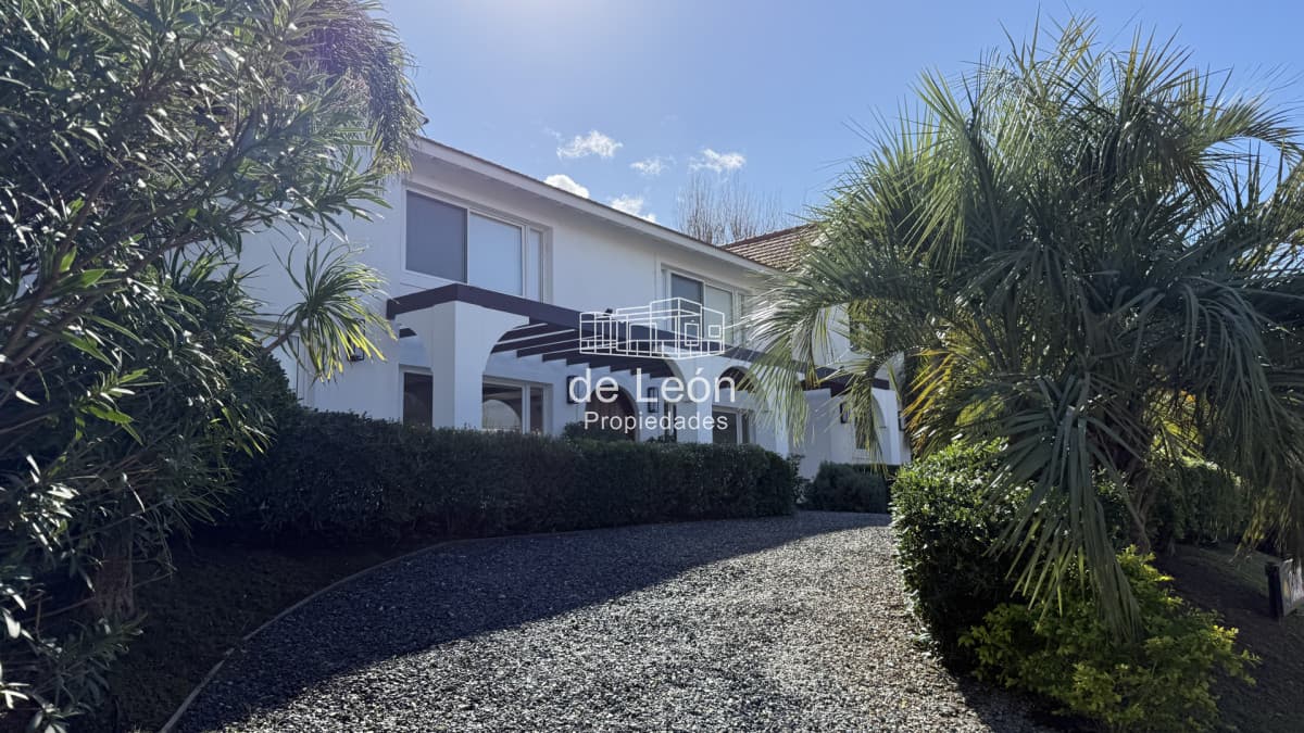 Hermosa casa muy bien ubicada a pocas cuadras del centro de La Barra y de playa Montoya. Cuenta con 6 dormitorios en suite, piscina.