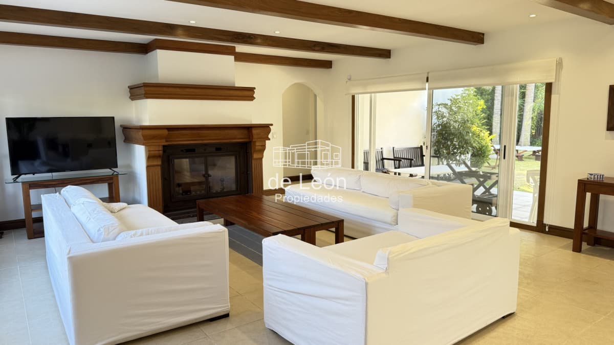 Hermosa casa muy bien ubicada a pocas cuadras del centro de La Barra y de playa Montoya. Cuenta con 6 dormitorios en suite, piscina.