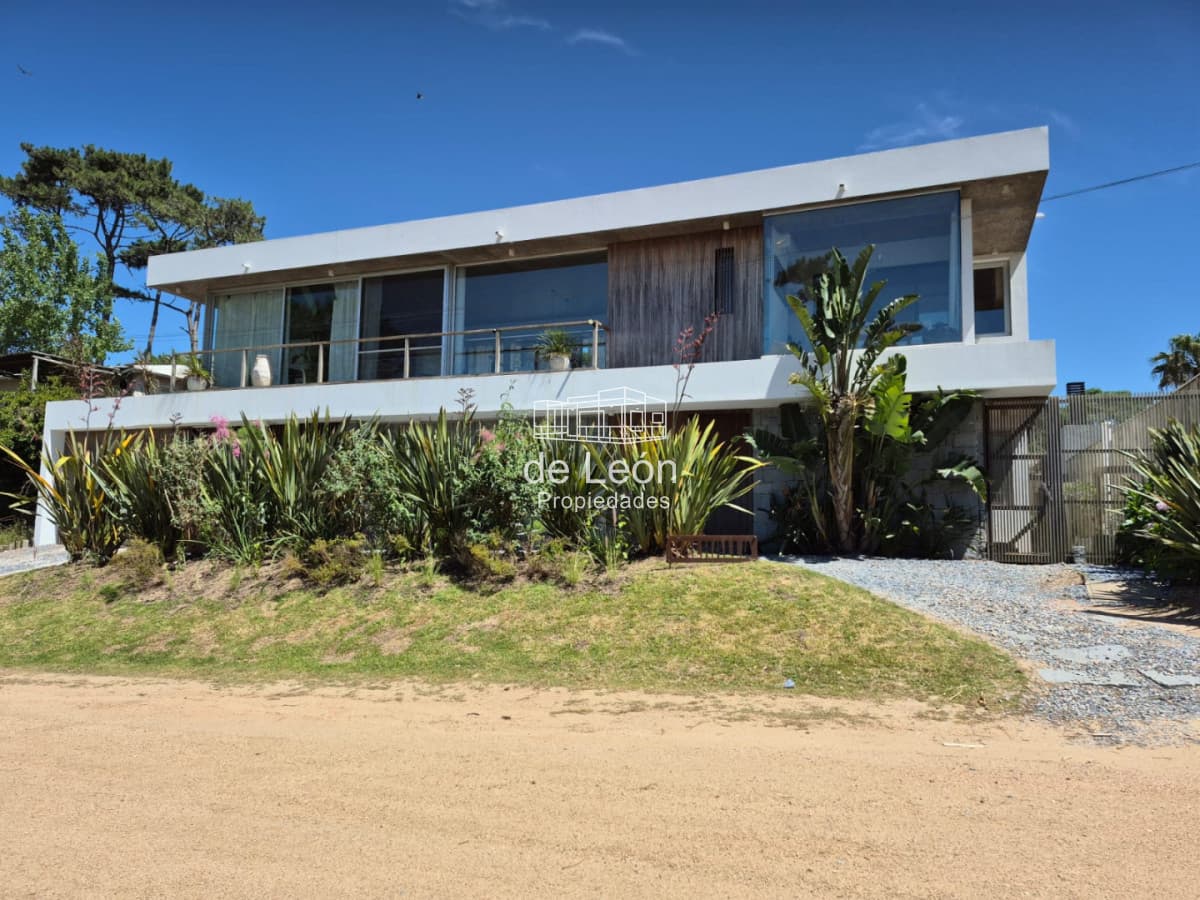 Moderna casa en Montoya La Barra de 3 dormitorios en suite con piscina