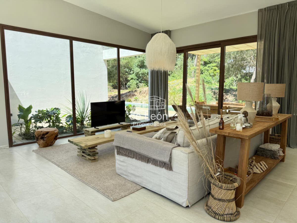 Espectacular casa de 4 dormitorios y servicio en barrio privado Reserva Montoya, La Barra