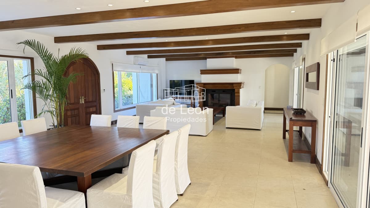 Hermosa casa muy bien ubicada a pocas cuadras del centro de La Barra y de playa Montoya. Cuenta con 6 dormitorios en suite, piscina.