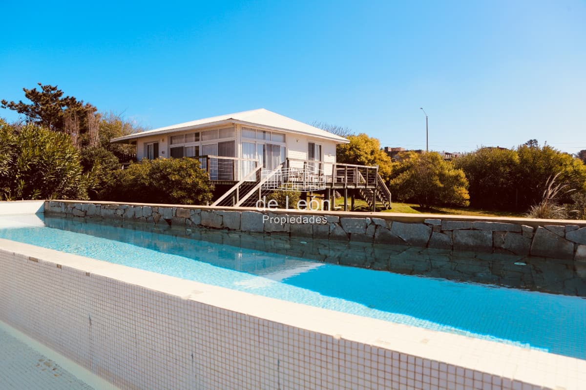 Importante casa en Punta Piedras