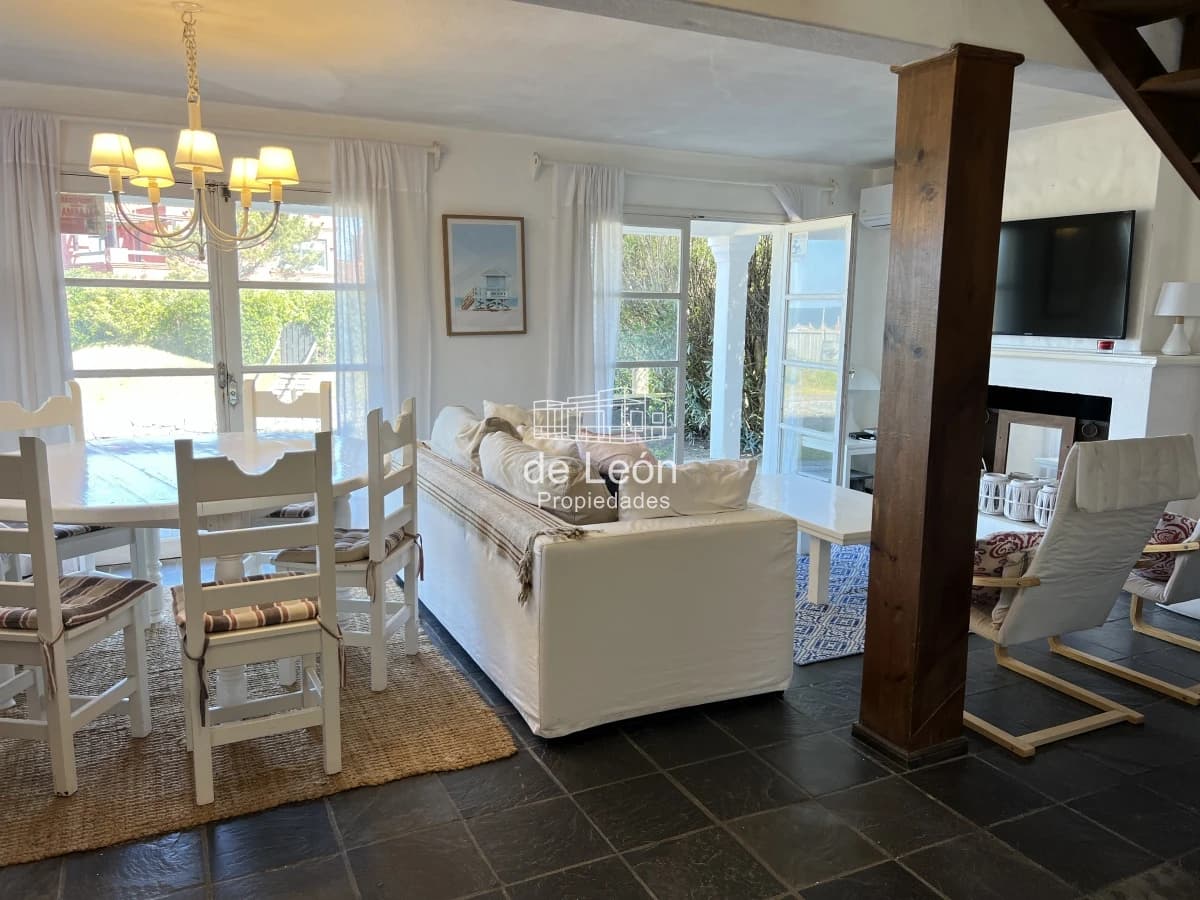 Casa en Montoya con excelente vista al mar, de 4 dormitorios más servicio