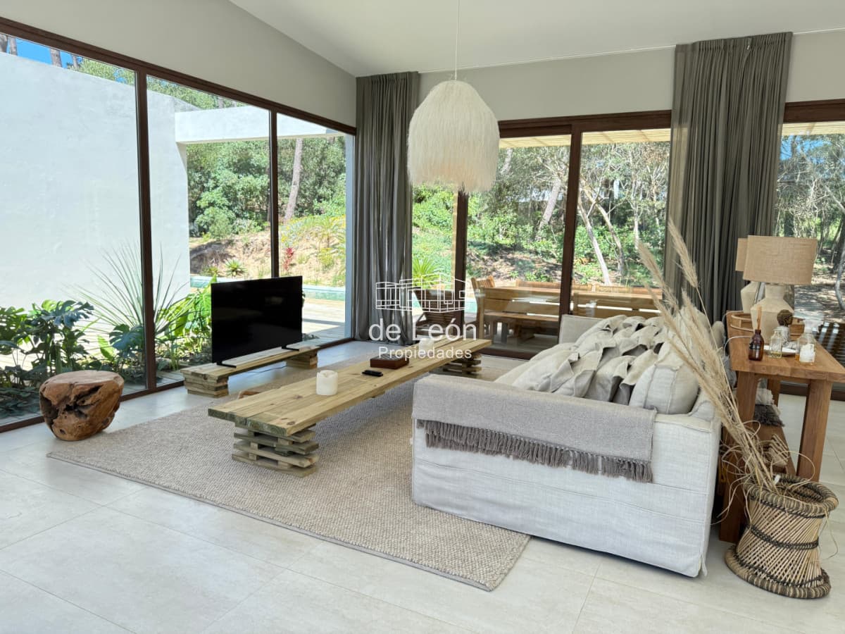 Espectacular casa de 4 dormitorios y servicio en barrio privado Reserva Montoya, La Barra