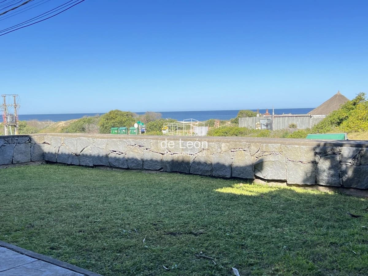 Casa en Montoya con excelente vista al mar, de 4 dormitorios más servicio