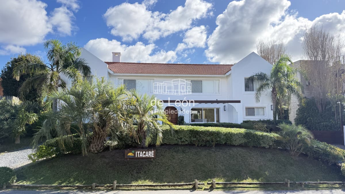 Hermosa casa muy bien ubicada a pocas cuadras del centro de La Barra y de playa Montoya. Cuenta con 6 dormitorios en suite, piscina.
