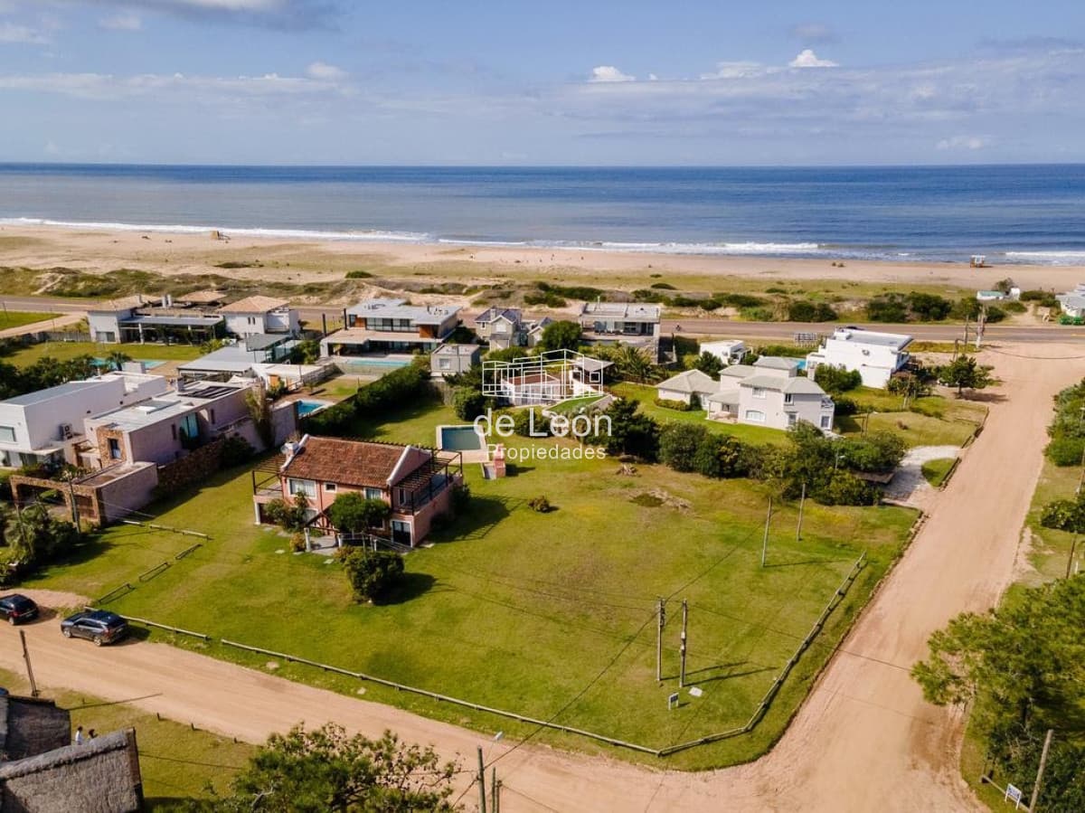 Amplia casa de 4 dormitorios en Montoya, La Barra vista al mar
