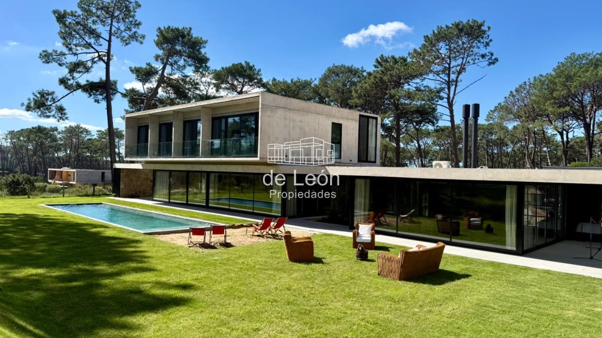 Venta y Alquiler Temporal de Exclusiva Casa de 4 Suites en Reserva de Montoya