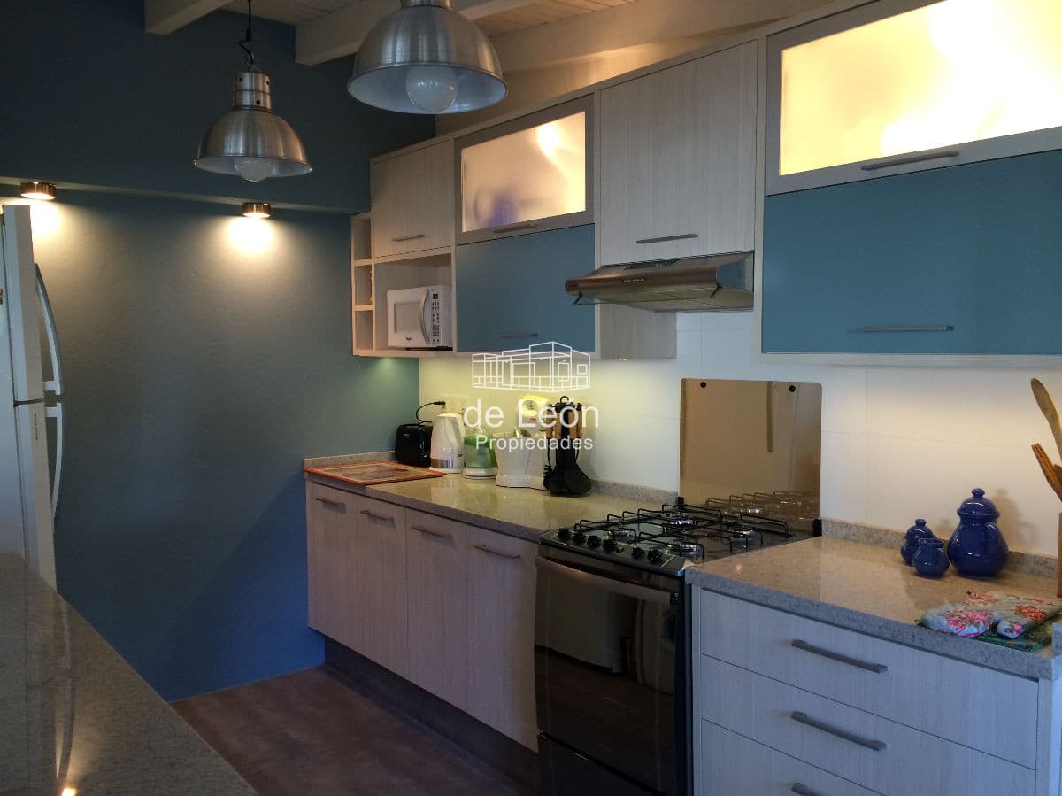 Casa en Montoya La Barra a 350mts del mar, 4 dormitorios y 3 baños