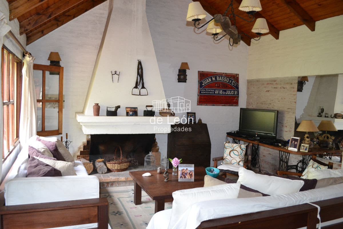 Casa en Montoya La Barra a 350mts del mar, 4 dormitorios y 3 baños