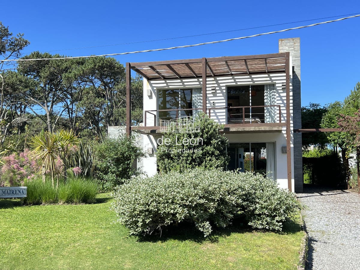 Muy buena casa en Montoya a 200mts del mar, moderna, cómoda, piscina