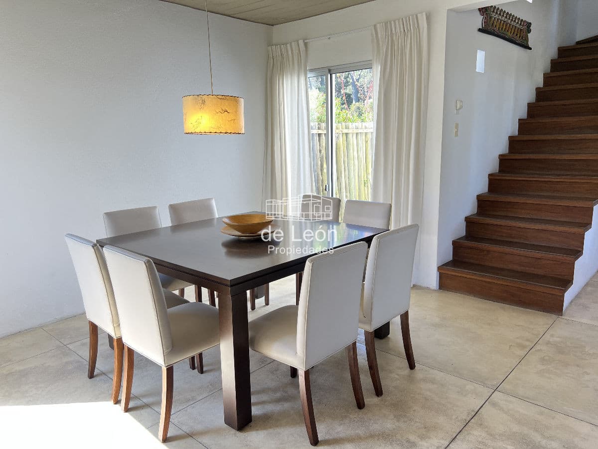 Muy buena casa en Montoya a 200mts del mar, moderna, cómoda, piscina