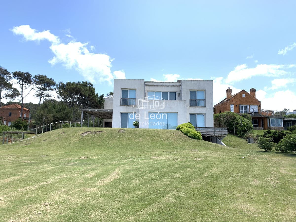 Espectacular casa contemporánea con amplios espacios, vistas al mar y al bosque en Montoya
