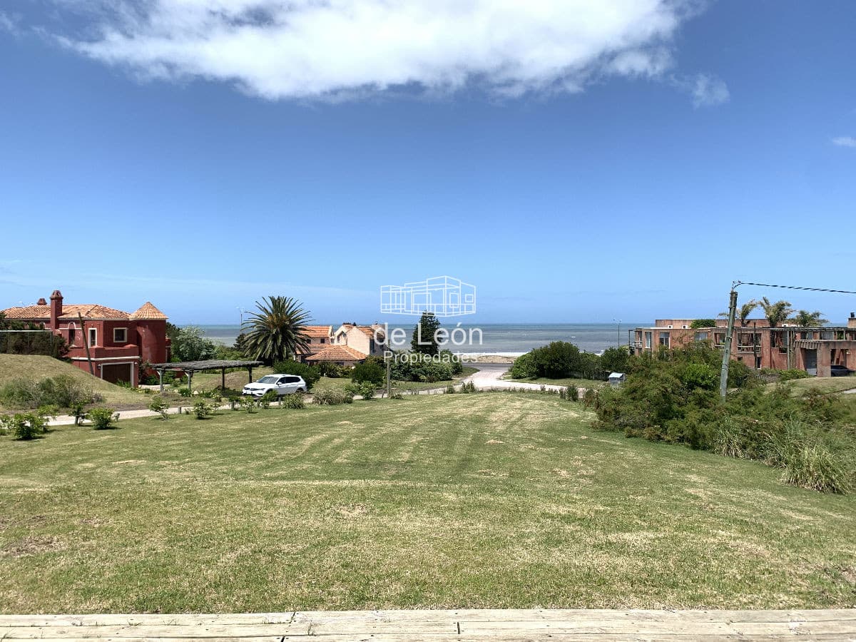 Espectacular casa contemporánea con amplios espacios, vistas al mar y al bosque en Montoya