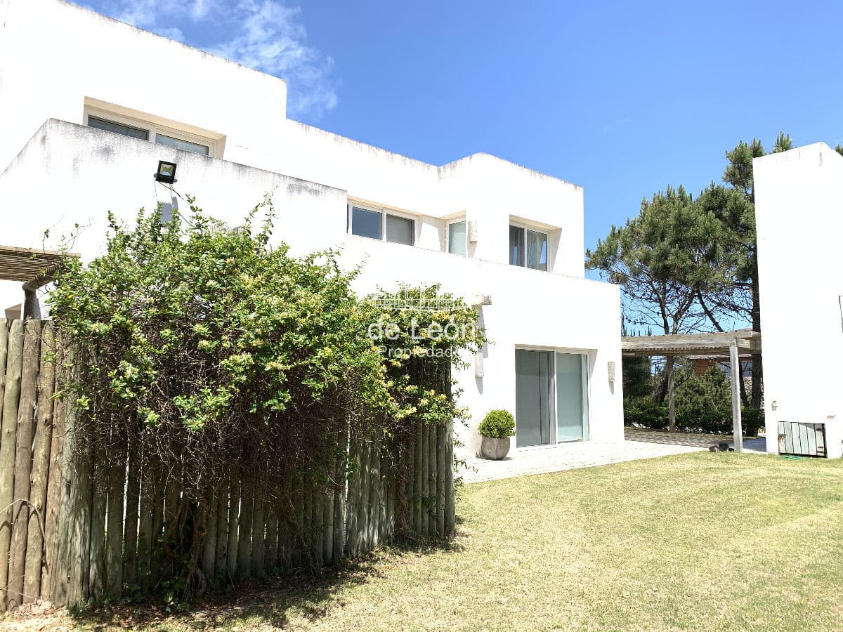 Espectacular casa contemporánea con amplios espacios, vistas al mar y al bosque en Montoya