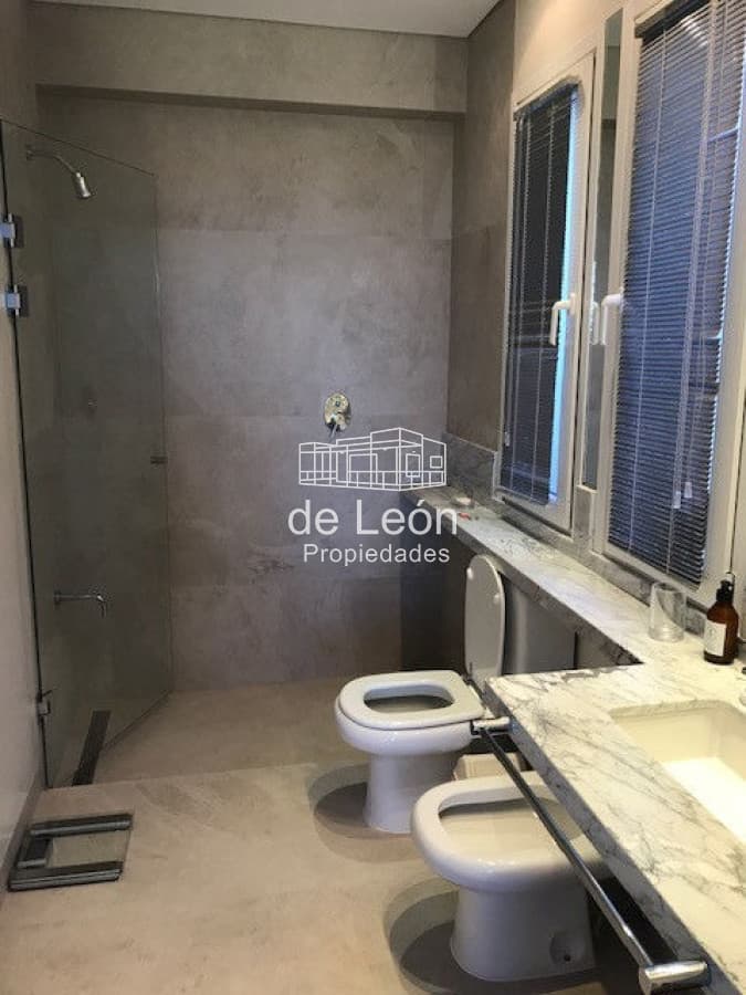 Espectacular casa contemporánea con amplios espacios, vistas al mar y al bosque en Montoya