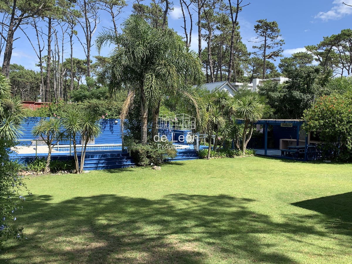Casa bien ubicada con vistas al mar, piscina y amplio espacio exterior