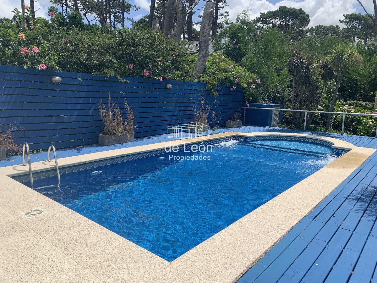 Casa bien ubicada con vistas al mar, piscina y amplio espacio exterior
