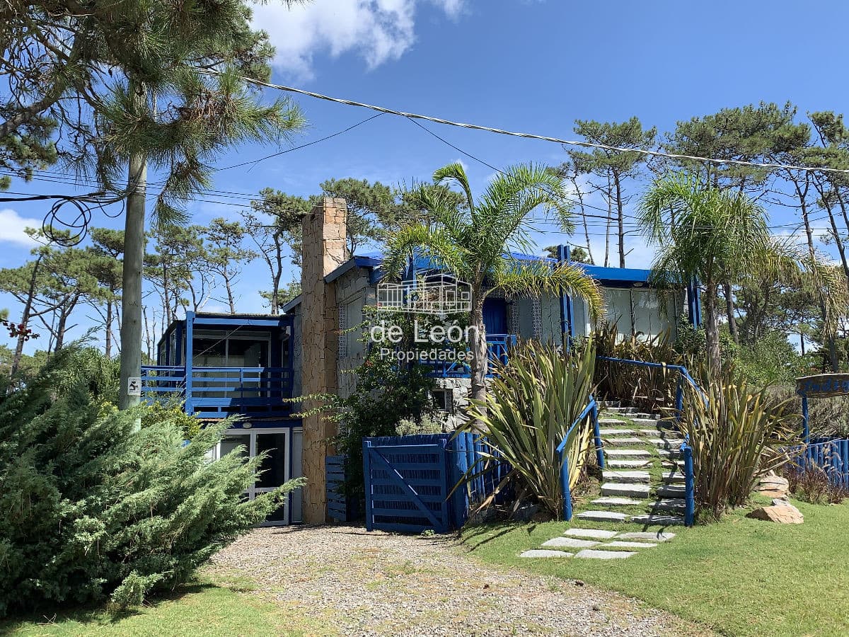 Casa bien ubicada con vistas al mar, piscina y amplio espacio exterior