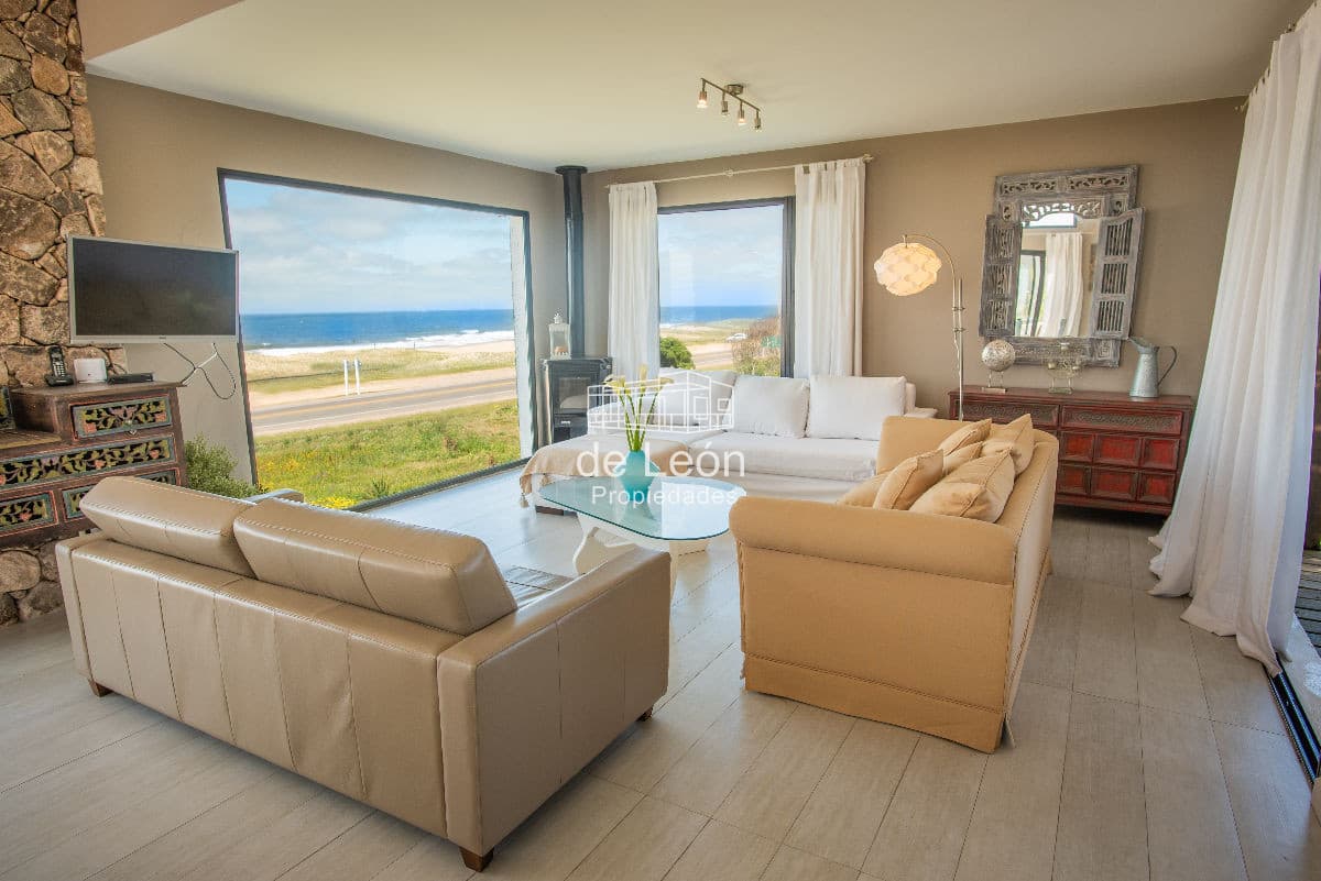 Excelente casa con vista al mar, 4 dormitorios y servicio
