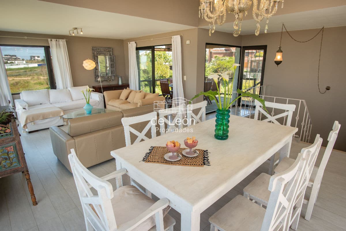 Excelente casa con vista al mar, 4 dormitorios y servicio