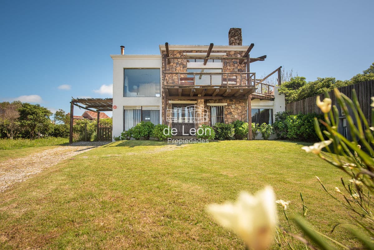 Excelente casa con vista al mar, 4 dormitorios y servicio