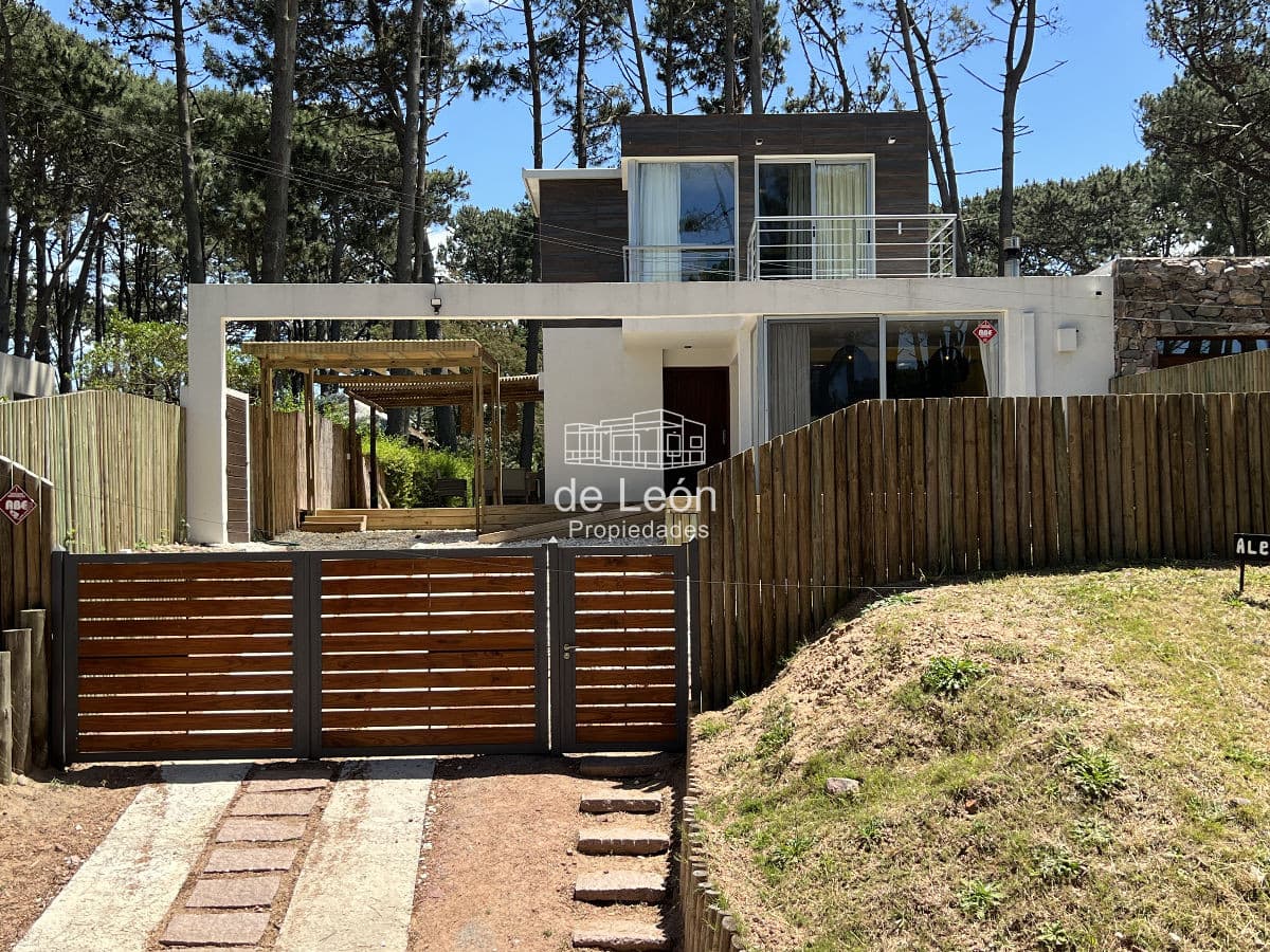 Amplia y moderna casa en Montoya