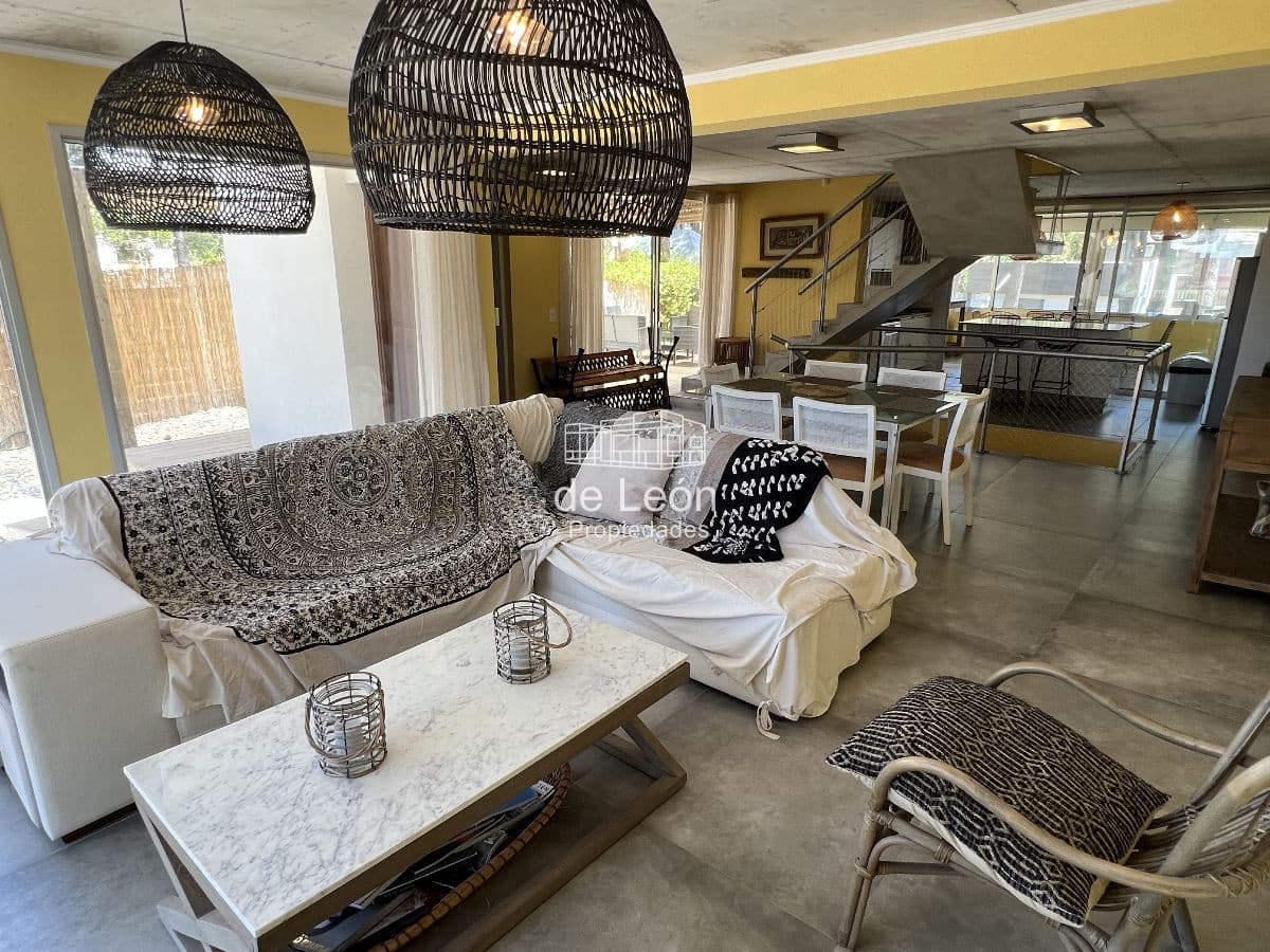 Amplia y moderna casa en Montoya