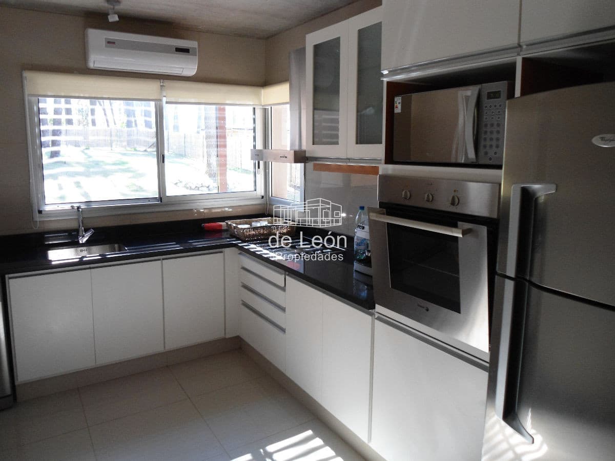 Casa en Montoya, muy cómoda, bien equipada, amplio jardín, entorno de bosque a 3 cuadras del mar.