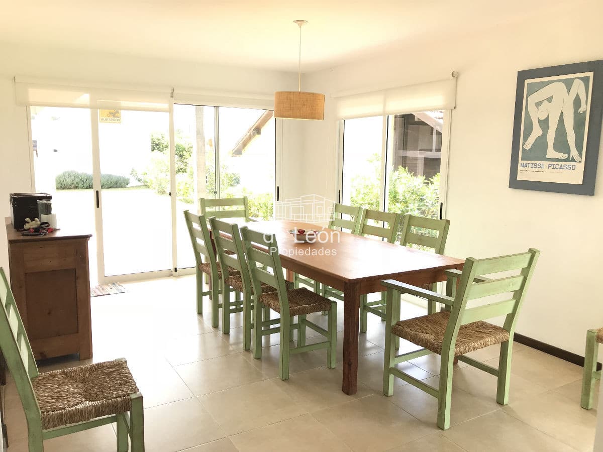 Moderna casa en Montoya con amplia capacidad para temporada