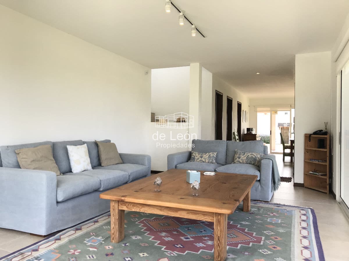 Moderna casa en Montoya con amplia capacidad para temporada