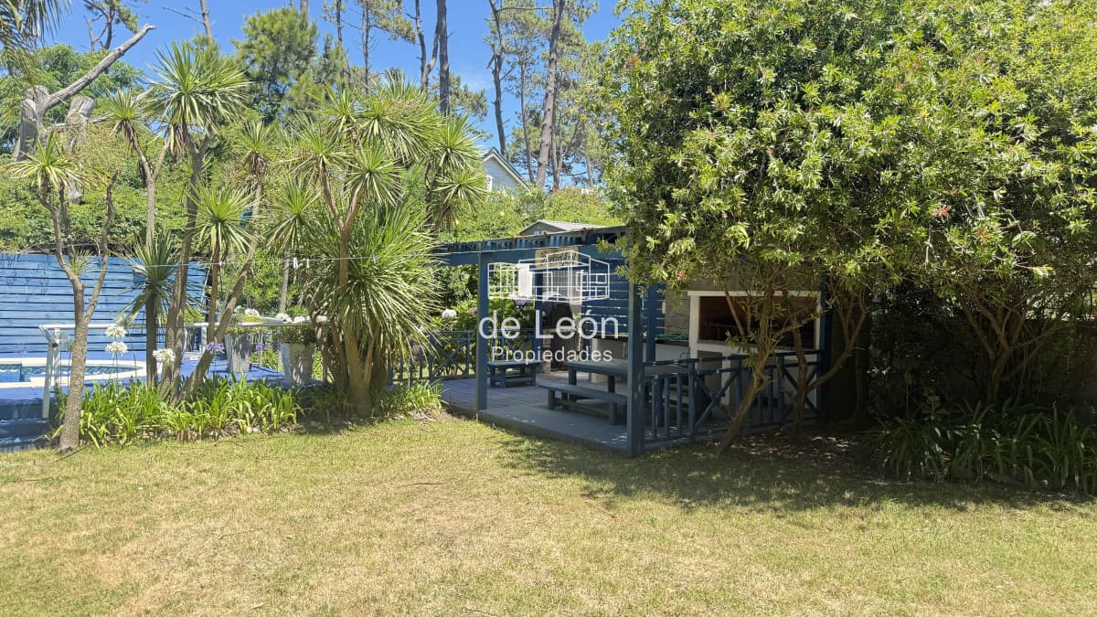 Casa bien ubicada con vistas al mar, piscina y amplio espacio exterior