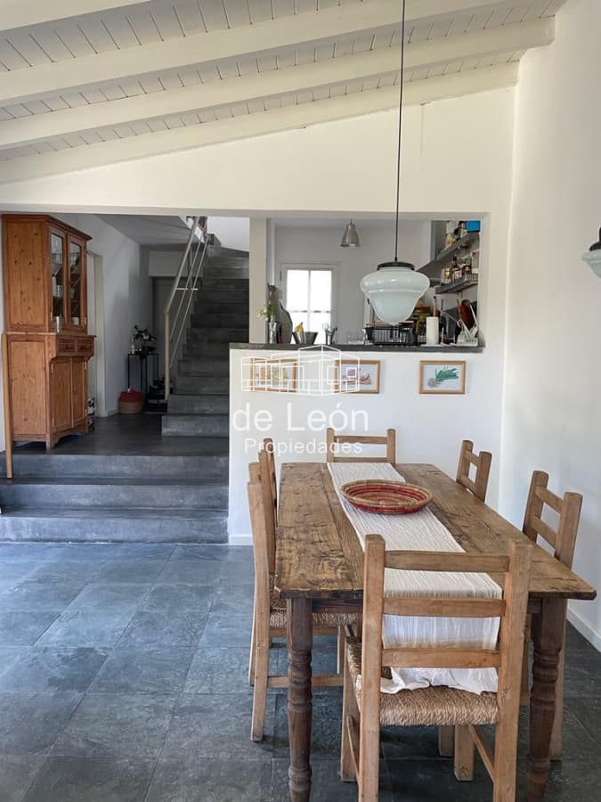 Cómoda casa de 4 dormitorios + servicio en Montoya