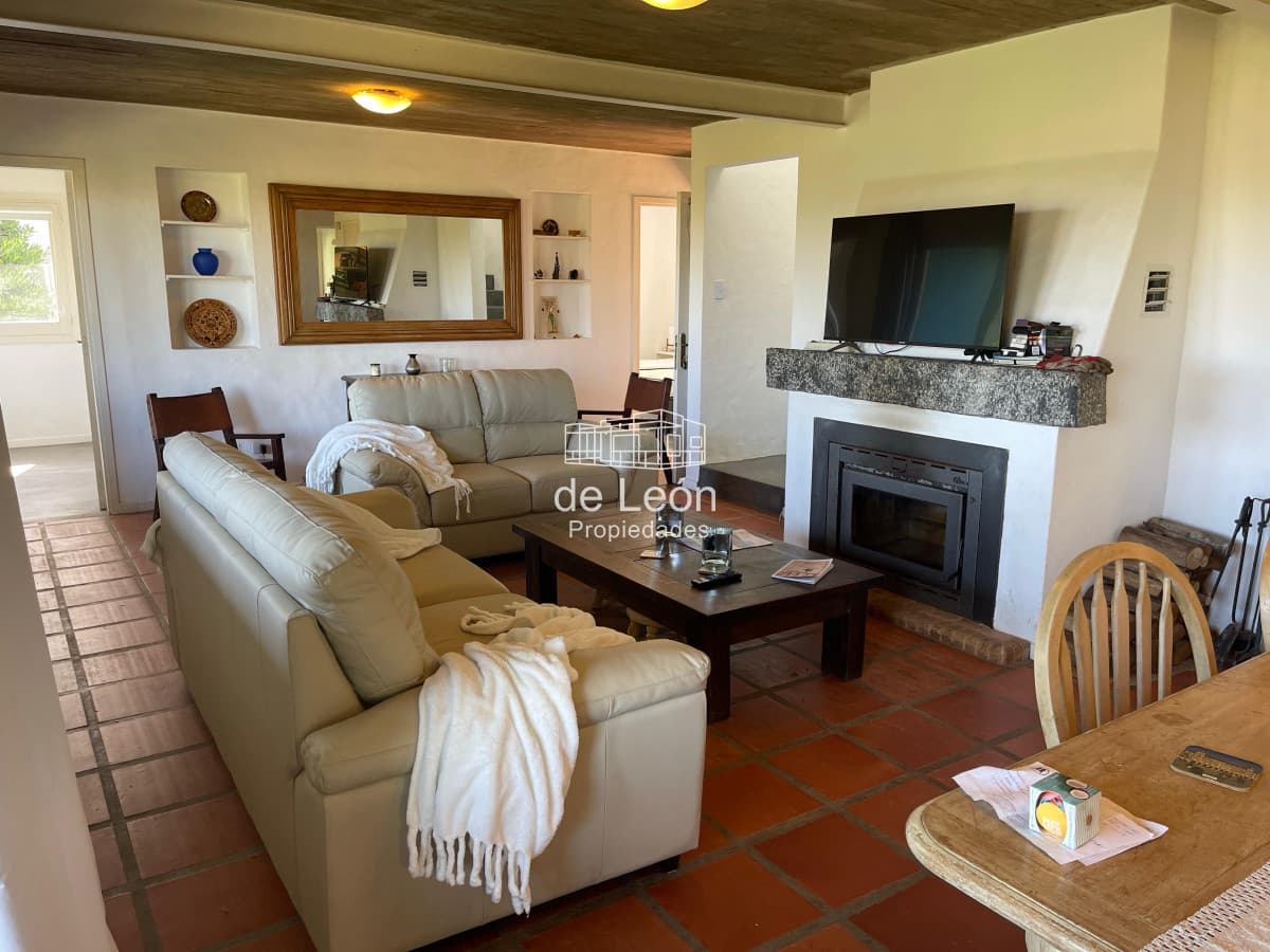 Casa de 3 dormitorios en suite y servicio, piscina