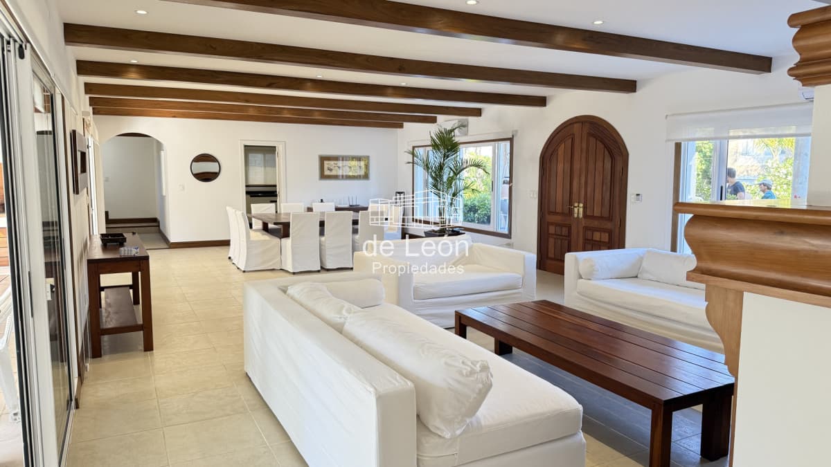 Hermosa casa muy bien ubicada a pocas cuadras del centro de La Barra y de playa Montoya. Cuenta con 6 dormitorios en suite, piscina.