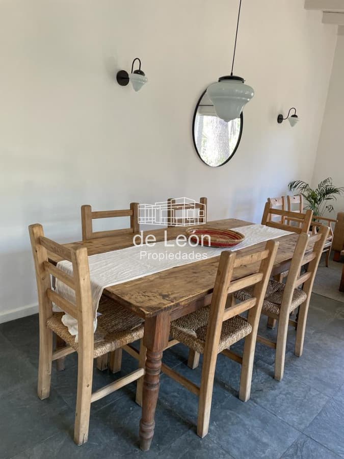 Cómoda casa de 4 dormitorios + servicio en Montoya