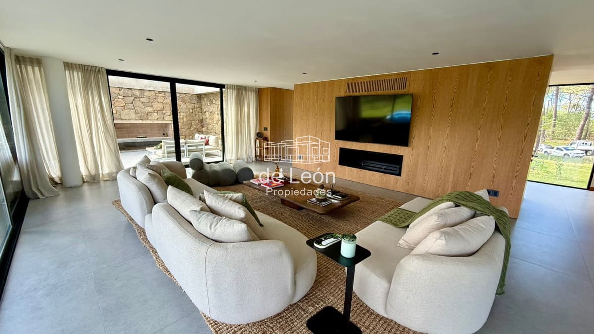 Venta y Alquiler Temporal de Exclusiva Casa de 4 Suites en Reserva de Montoya