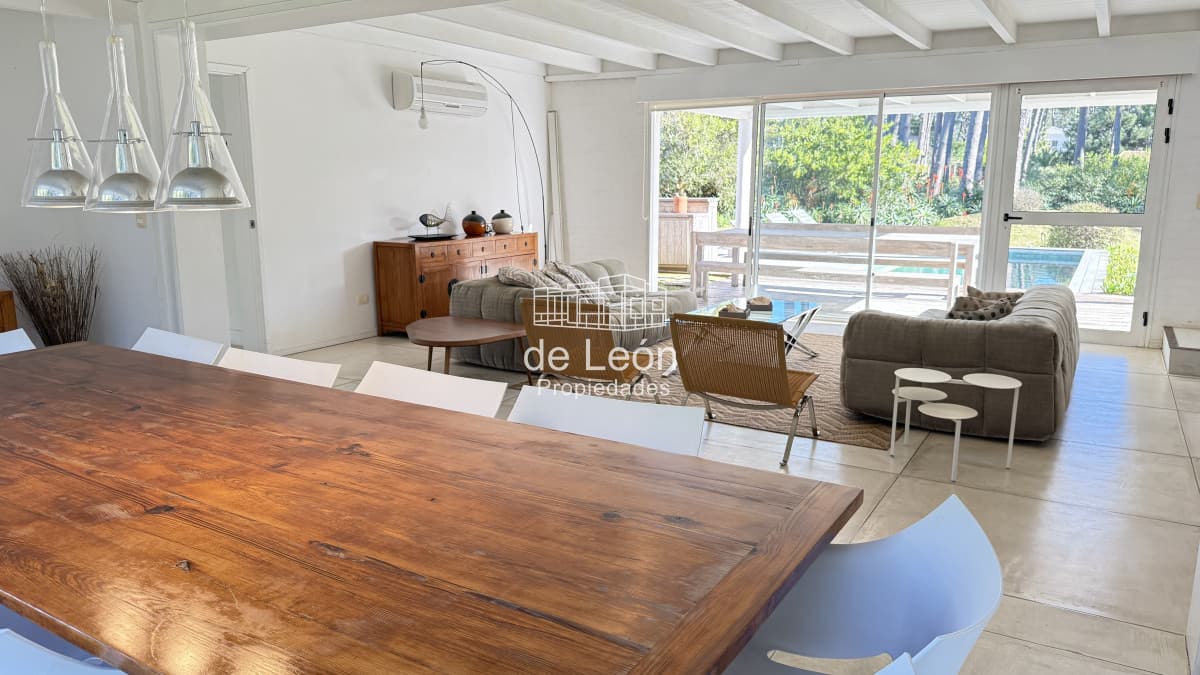 Casa en Laguna Blanca de 5 dormitorios y dependencia de servicio, piscina.